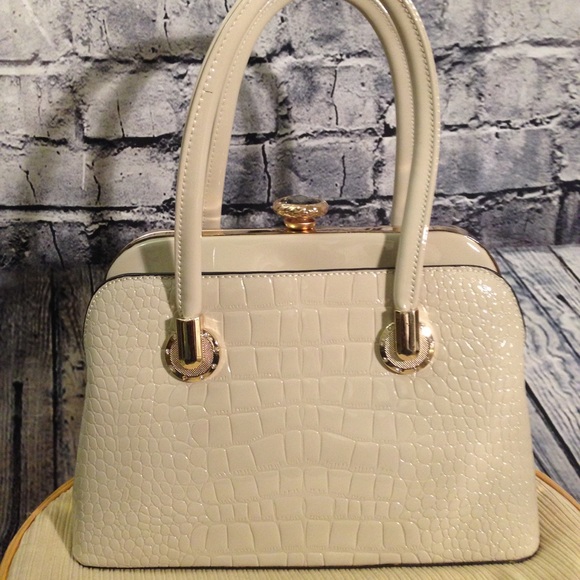 Cute White Elegant Purse ✨ - Picture 2 of 8